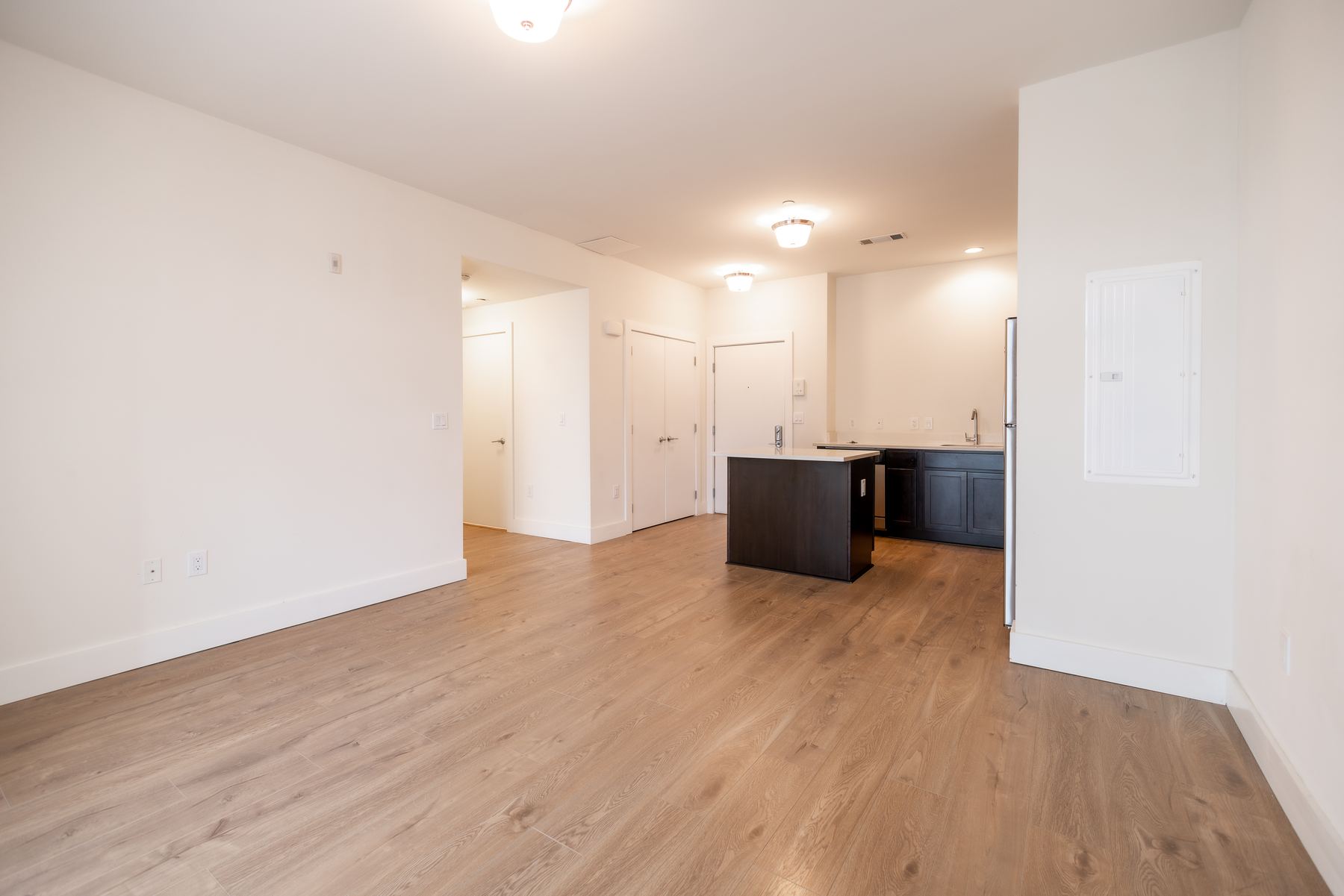 Kitchen with breakfast island and dishwasher